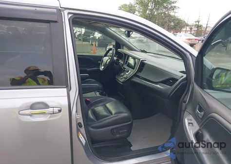 2017 Toyota Sienna Se Premium 8 Passenger from USA, damaged, VIN 5TDXZ3DC5HS777793